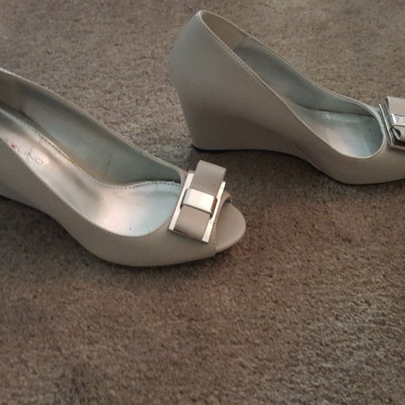 Woman Shoes - Picture 2 of 3